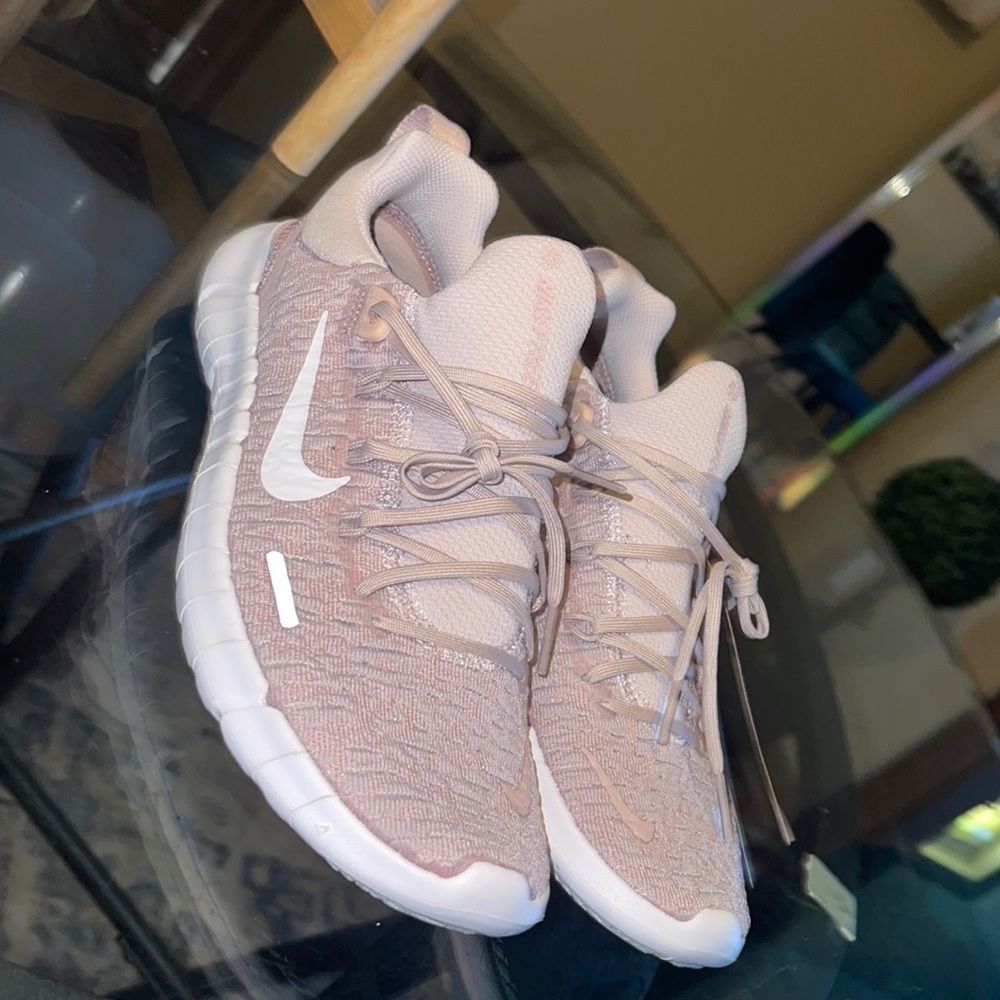 Brand new nike color pink and white very comfy shoes never used with tag